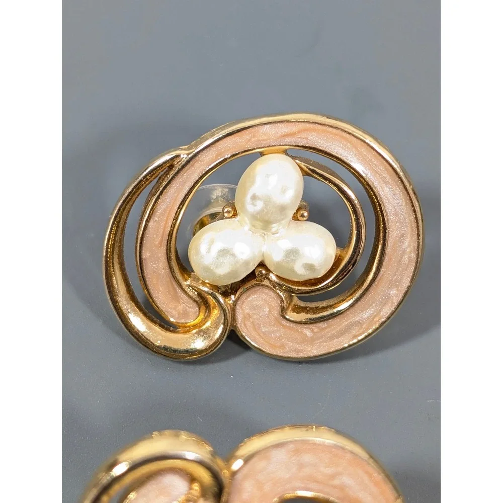Vintage Avon Island Shell Pierced Earrings Gold‎ Tone Faux Pearl Swirl